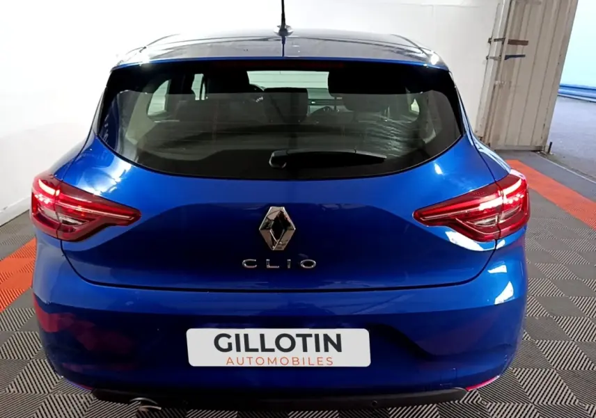 Vue arrière d'une Renault Clio Business bleu vif, avec feux arrière LED et logo central visible.