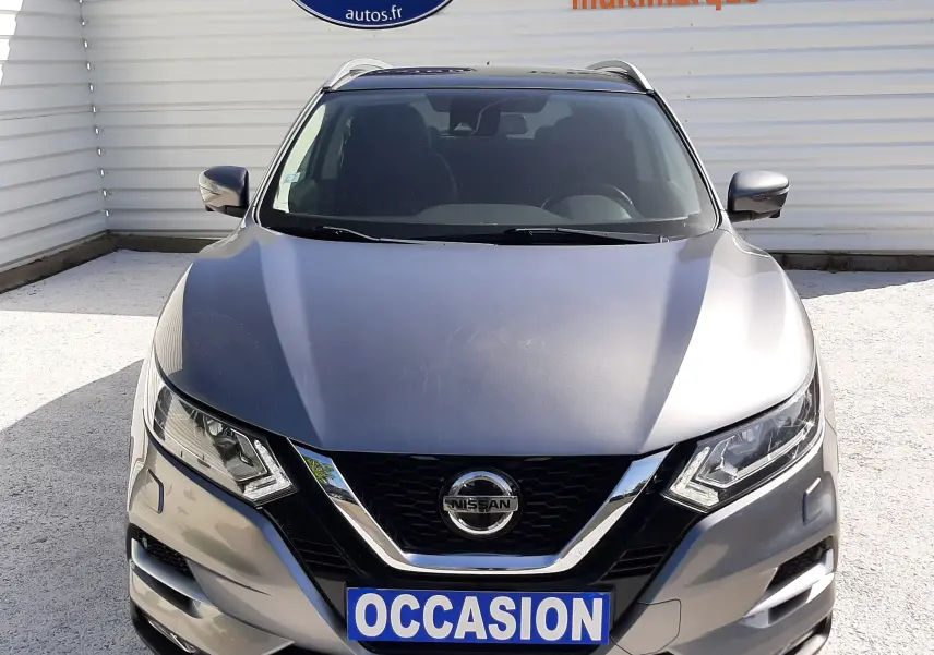 Vue avant d'un Nissan Qashqai marron métal 2018 avec calandre chromée et plaque "OCCASION" visible.