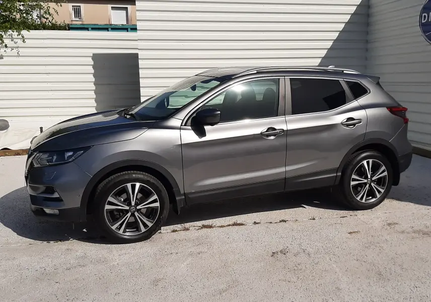 Vue latérale droite d'un Nissan Qashqai marron métal 2018, avec jantes alliage bicolores et vitres teintées.