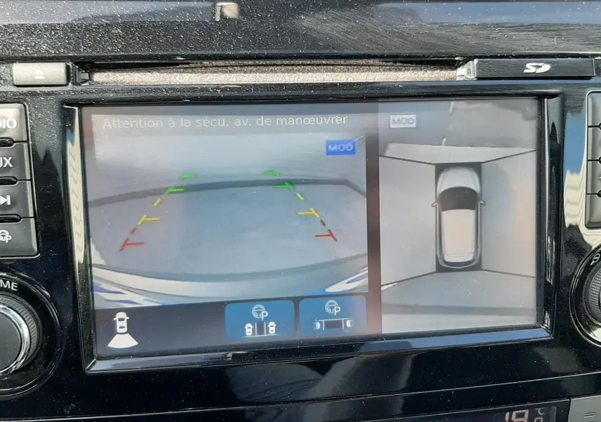 Écran multimédia du Nissan Qashqai 2018 montrant la caméra de recul et la vue 360°, tableau de bord noir brillant.