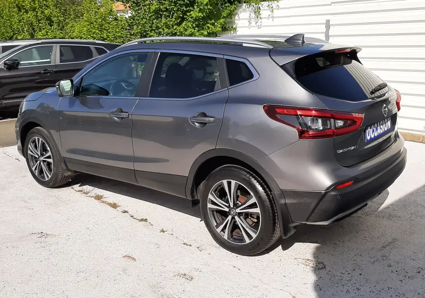 Vue 3/4 arrière droite d'un Nissan Qashqai marron métal 2018 avec jantes alliage et vitres teintées.