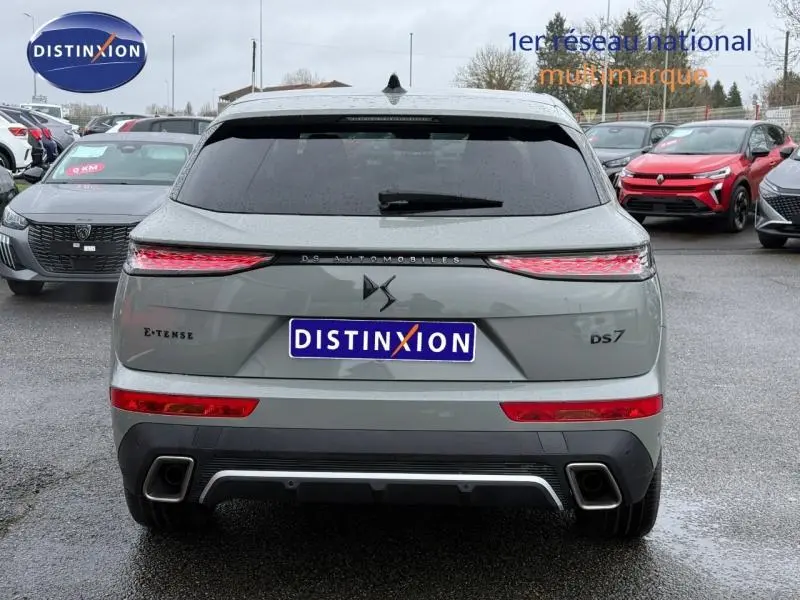 Vue arrière d'un DS7 E-TENSE gris 2024 avec feux LED fins et double sortie d'échappement intégrée.