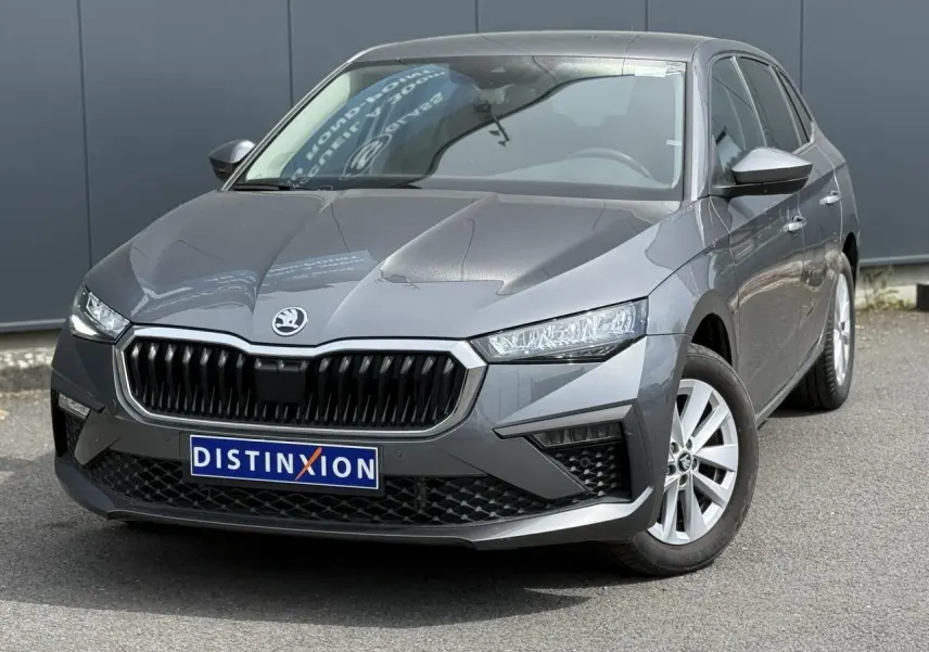 Vue 3/4 avant d'une Skoda Scala TSI 116 gris graphite avec calandre noire et jantes alliage 16 pouces.