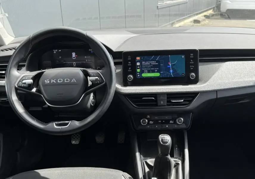Vue intérieure avant de la Skoda Scala TSI 116 gris graphite, volant multifonctions et écran tactile central visible.
