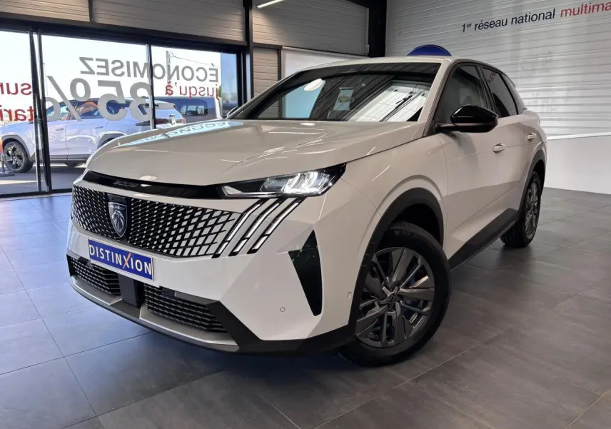 Peugeot 3008 blanc en 3/4 avant droit, avec calandre noire à motif géométrique et jantes alliage foncé.