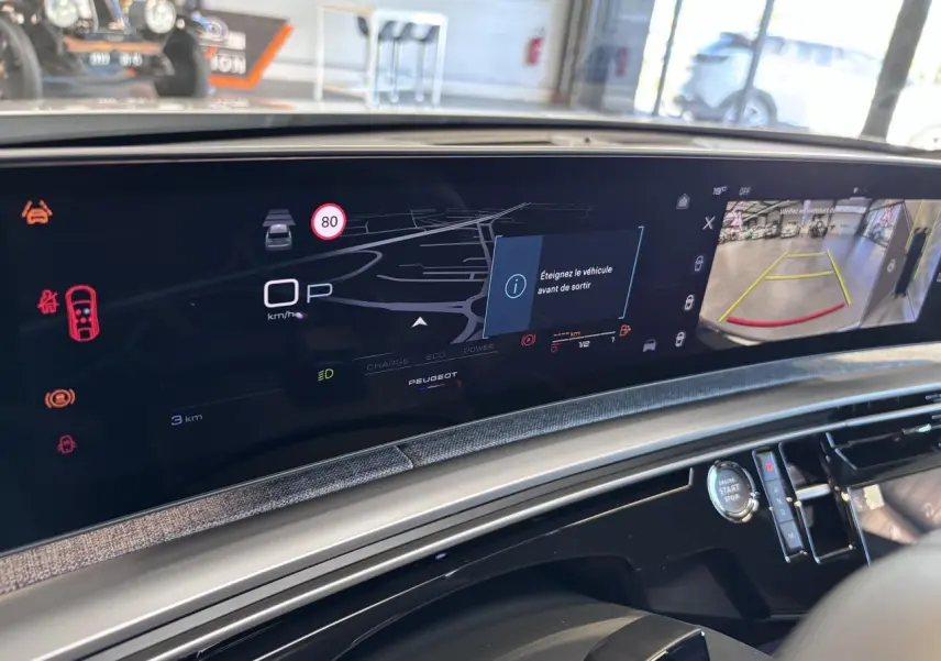Vue intérieure du tableau de bord numérique et écran de caméra de recul du Peugeot 3008 hybride blanc.