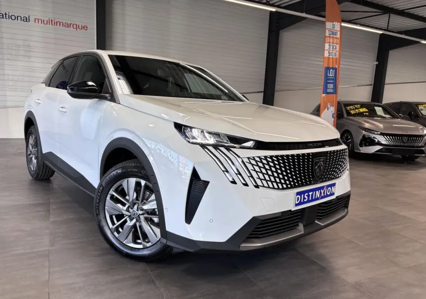 Peugeot 3008 blanc en 3/4 avant droit, avec calandre noire laquée et feux LED à griffes distinctifs.