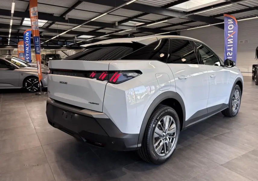 Vue 3/4 arrière droite du Peugeot 3008 hybride blanc avec feux arrière à LED 3 griffes et jantes alliage 18 pouces Basel.