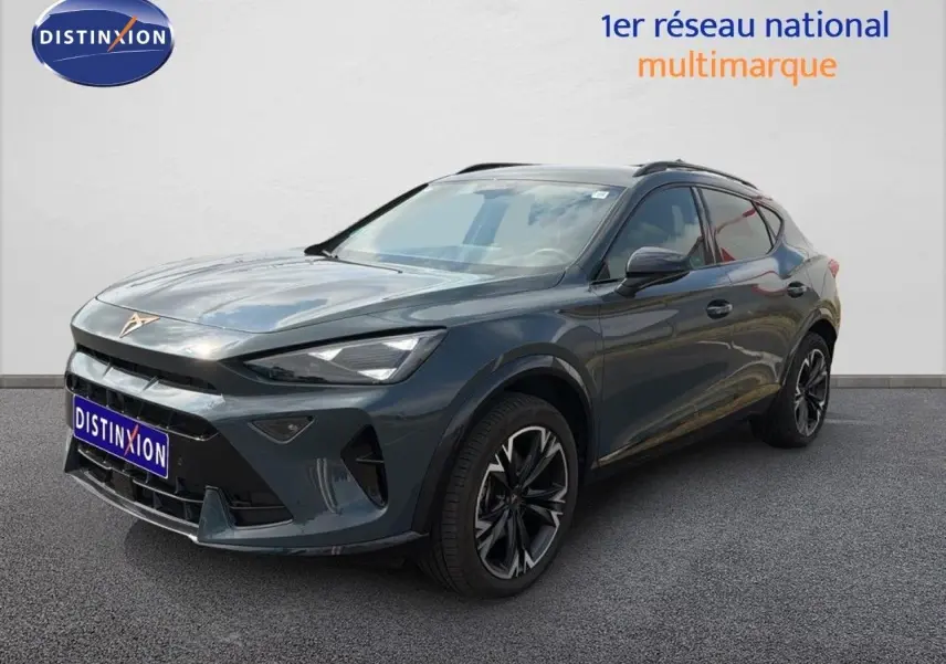 Vue 3/4 avant d'un CUPRA Formentor gris magnétique métal avec jantes noires et toit ouvrant panoramique.