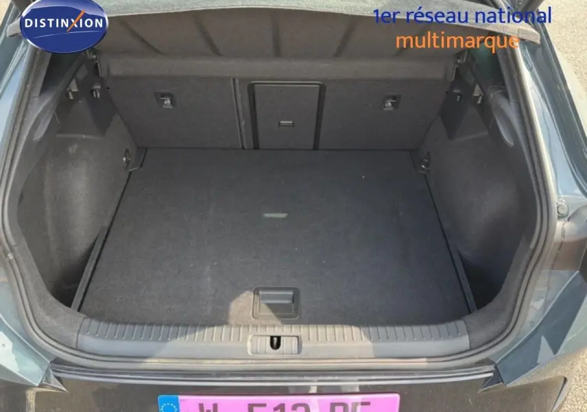 Coffre ouvert d’un CUPRA Formentor gris magnétique métal, vue arrière montrant l’espace de chargement vide.