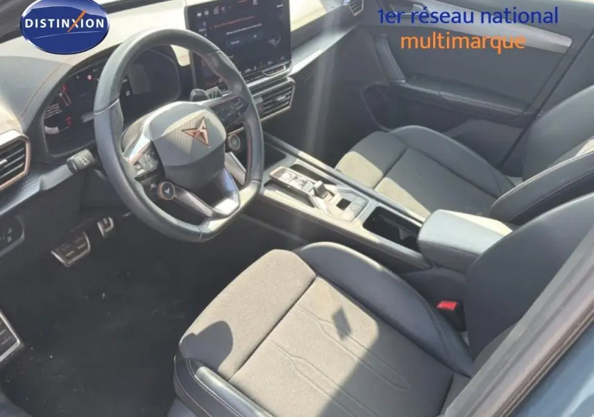 Vue intérieure côté conducteur du CUPRA Formentor 2.0 TDI 150CH DSG 2025, avec sièges tissu noir et volant multifonction.