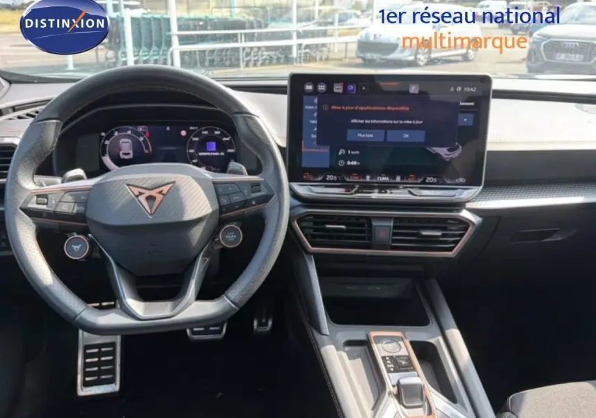 Vue intérieure frontale du tableau de bord et volant gris foncé du CUPRA Formentor 2025 avec écran tactile central allumé.