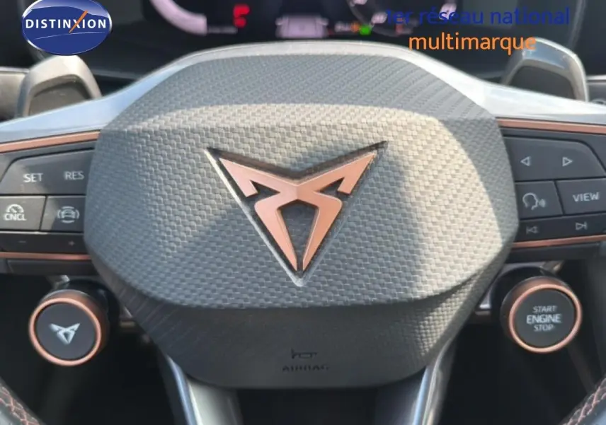 Gros plan sur le volant multifonction avec logo CUPRA cuivré, intérieur noir texturé du Formentor 2.0 TDI 2025.
