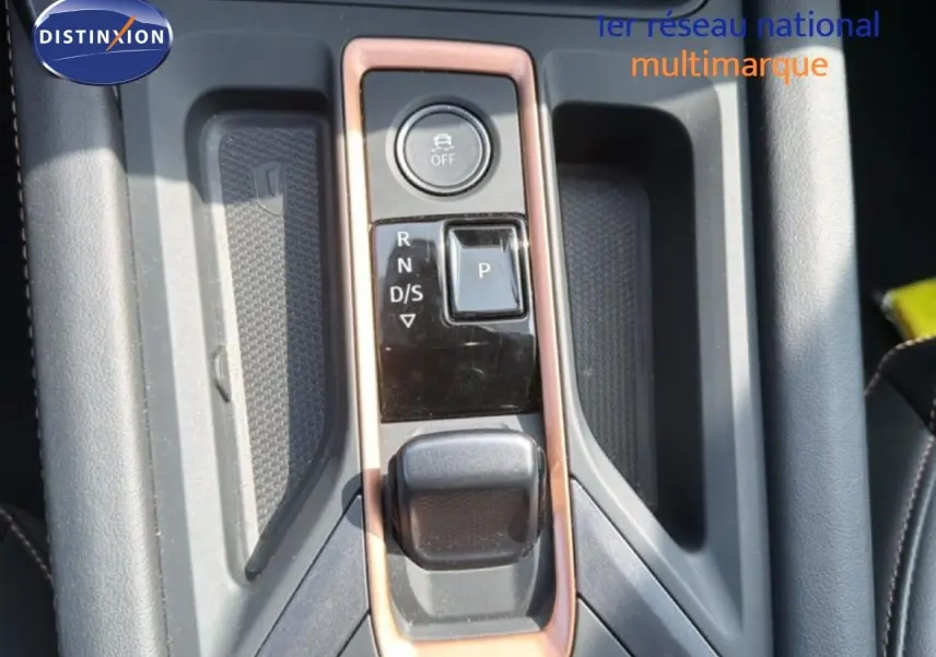 Vue rapprochée de la console centrale de la CUPRA Formentor 2.0 TDI 150CH DSG avec commandes de boîte auto et finition cuivrée.