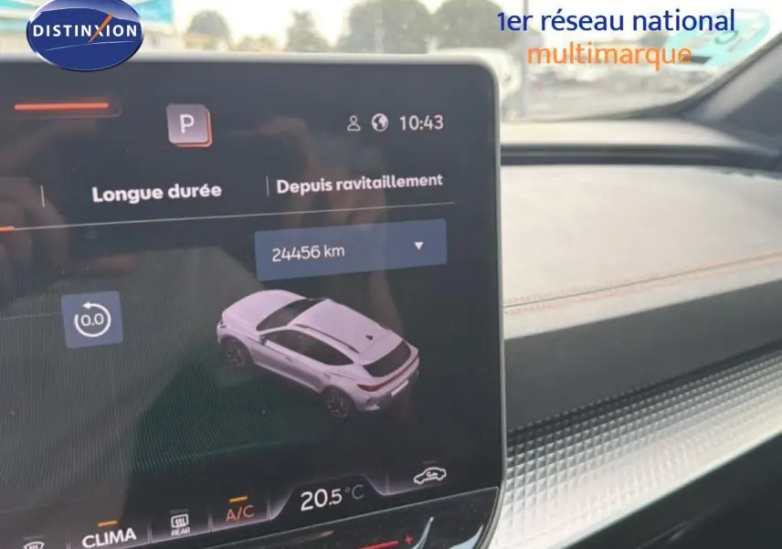 Écran intérieur montrant une vue 3/4 arrière d'une CUPRA Formentor gris magnétique sur l'interface du véhicule.