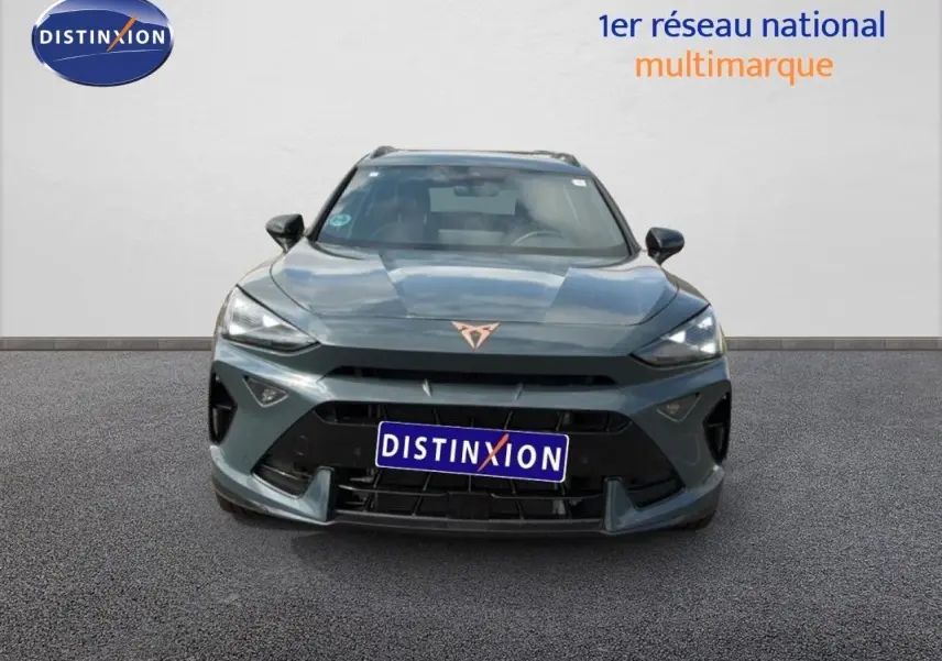 Vue frontale d'un CUPRA Formentor gris magnétique métal 2025 avec calandre noire et logo cuivré distinctif.