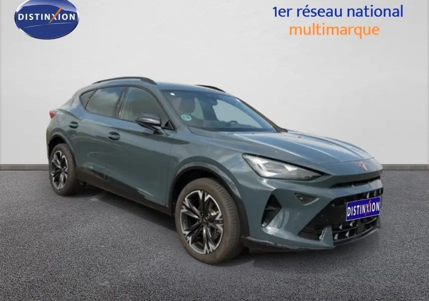 Vue 3/4 avant droite d'un CUPRA Formentor gris magnétique métallisé avec jantes alliage noires et détails sportifs.