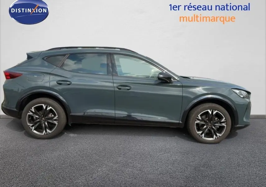 Profil droit d’un CUPRA Formentor 2.0 TDI 150CH DSG gris magnétique métal avec jantes alliage noires et argentées.