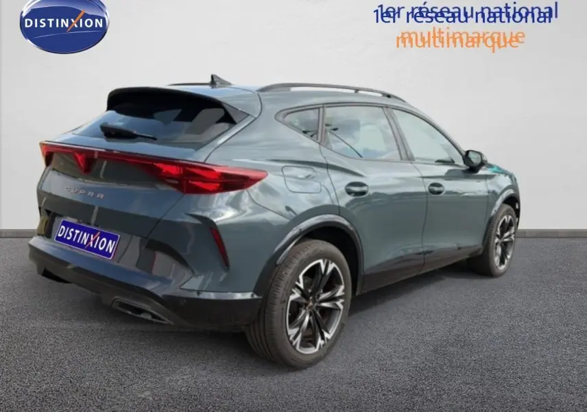 Vue 3/4 arrière droite d'un CUPRA Formentor gris magnétique métal avec jantes noires et feux arrière LED.