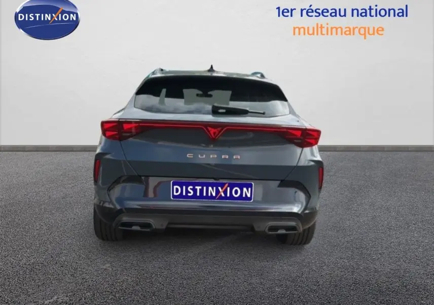 Vue arrière d'un CUPRA Formentor gris magnétique métal avec feux LED reliés et double sortie d'échappement.