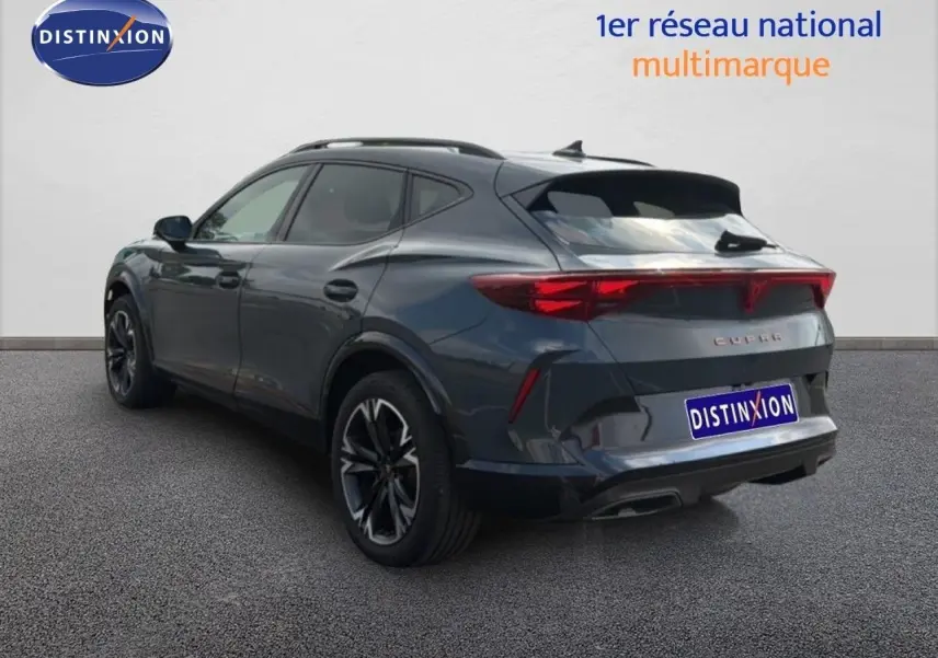 Vue 3/4 arrière droite d’un CUPRA Formentor gris magnétique métal avec jantes noires et feux arrière LED.