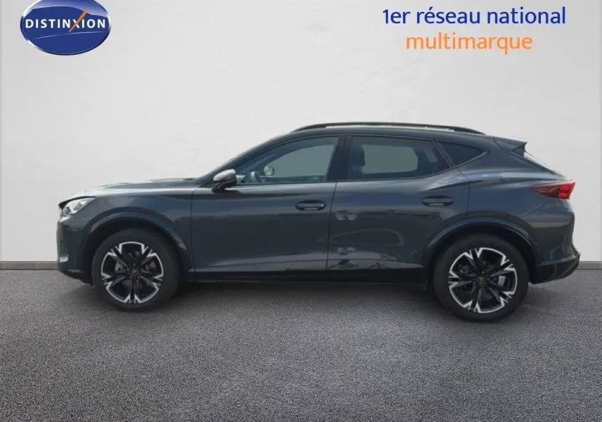 Vue de profil côté gauche d'un CUPRA Formentor gris magnétique métal avec jantes noires et détails sportifs.