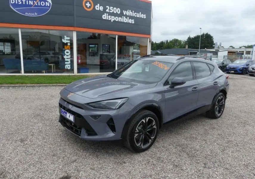 CUPRA Formentor gris Graphène en 3/4 avant droit, avec coques de rétroviseurs noires et jantes alliage 18 pouces.