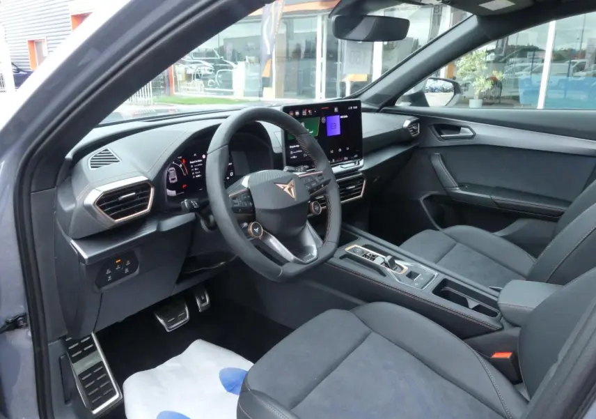 Intérieur avant droit du CUPRA Formentor gris Graphène, volant cuir Cupra, écran tactile et sièges suédine noirs.