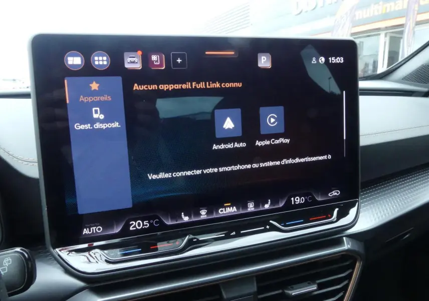 Écran tactile central du tableau de bord du CUPRA Formentor 2025 avec interface Full Link Android Auto et Apple CarPlay.