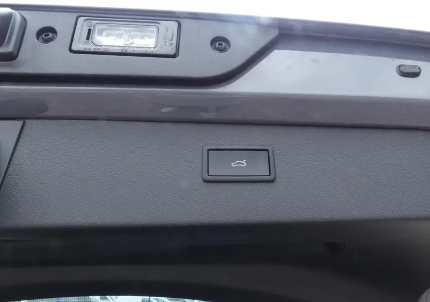 Bouton d'ouverture électrique du hayon sur la partie intérieure du coffre gris Graphène d'un CUPRA Formentor.