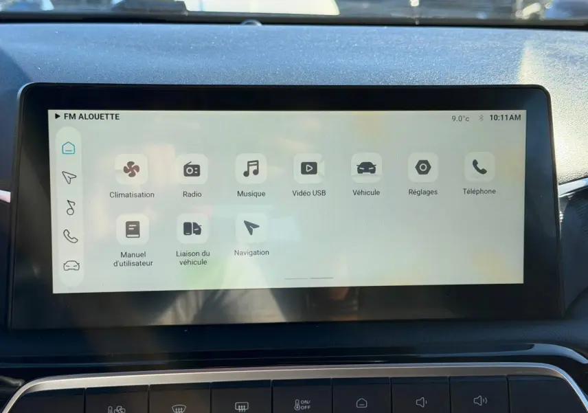 Écran tactile central du tableau de bord du MG3 1.5 Hybrid+ 2024 affichant les menus climatisation, radio et navigation.