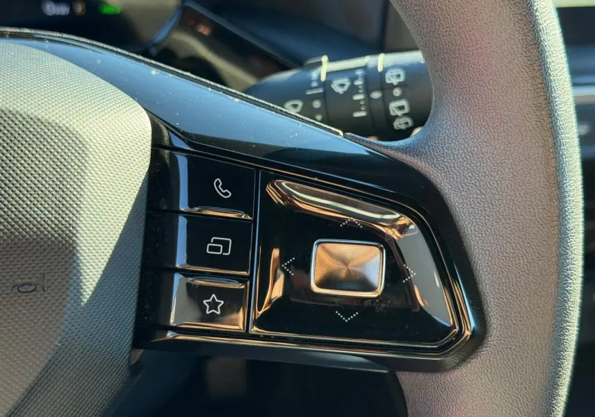 Gros plan sur les commandes noires du volant multifonction du MG3 1.5 Hybrid+ 195ch 2024 en Como Blue métallisé.