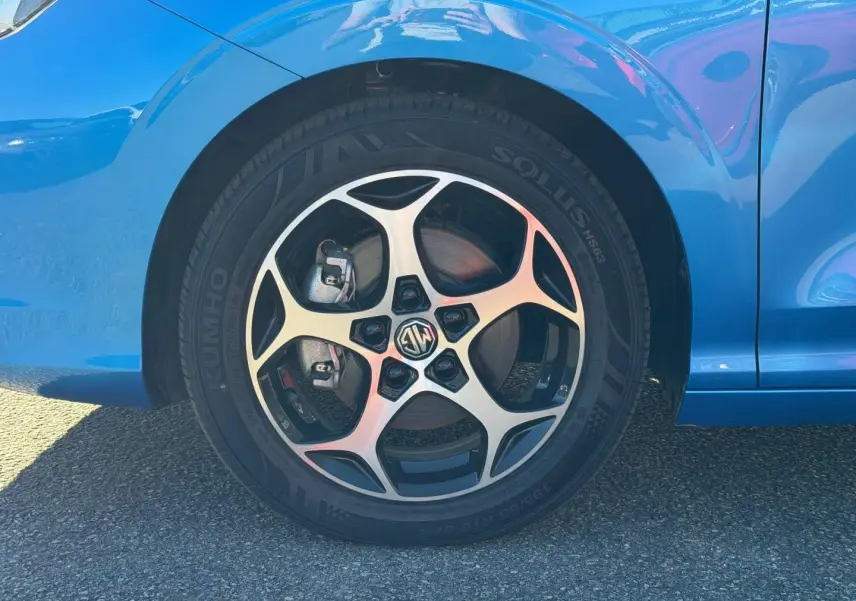 Gros plan sur la roue avant gauche d'une MG3 2024 Como Blue métallisé avec jante alliage à cinq branches.