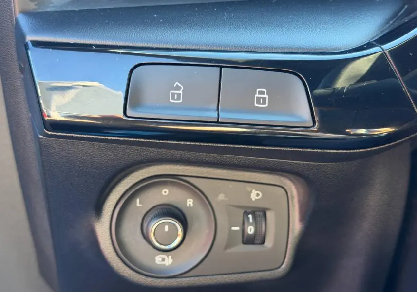 Gros plan sur les commandes de verrouillage et réglage des rétroviseurs côté conducteur du MG3 1.5 Hybrid+ 2024 en Como Blue.