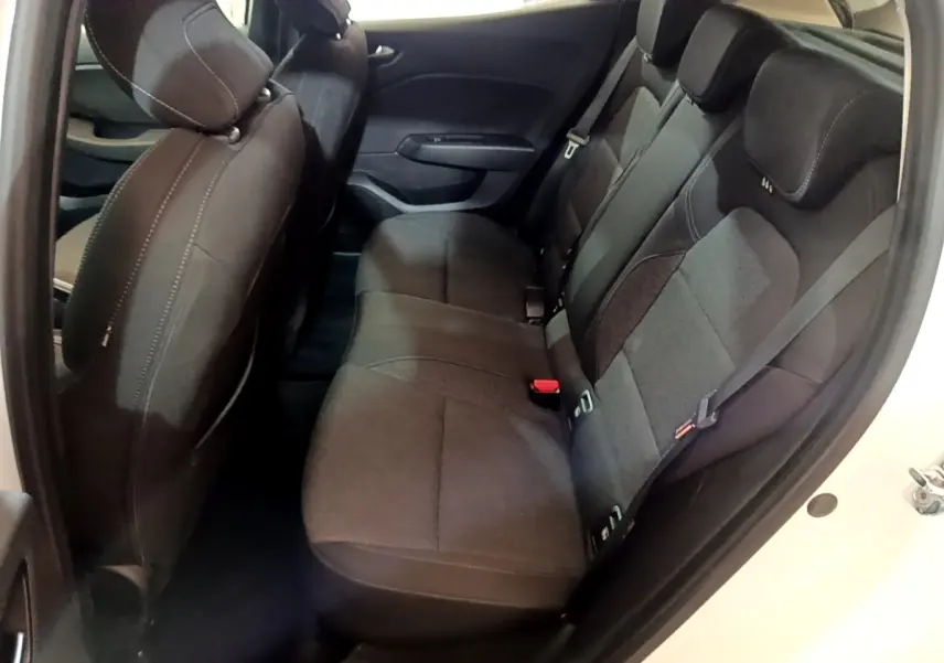 Vue intérieure côté gauche montrant la banquette arrière noire de la Renault Clio Business TCe 100 blanche de 2020.