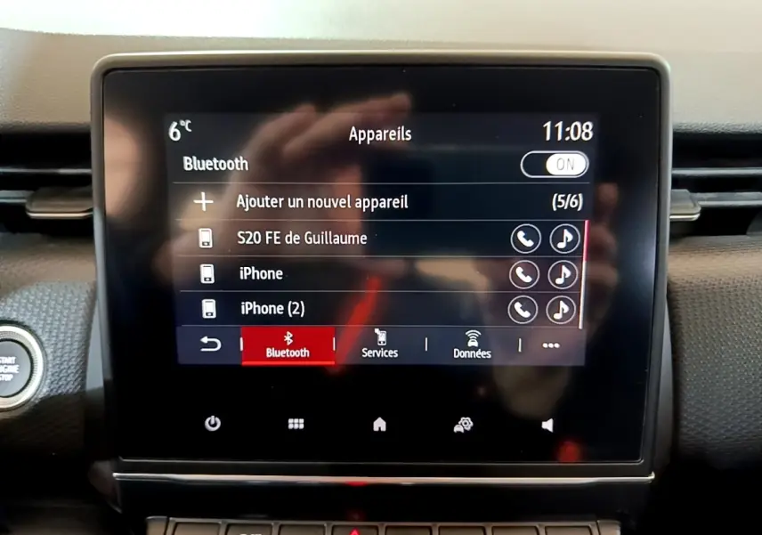 Écran tactile central de la Renault Clio Business TCe 100 2020 affichant le menu Bluetooth avec plusieurs appareils connectés.