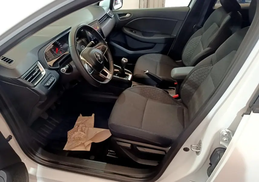 Vue intérieure côté conducteur de la Renault Clio Business TCe 100 2020 blanche, avec volant cuir multifonctions et sièges tissu gris.