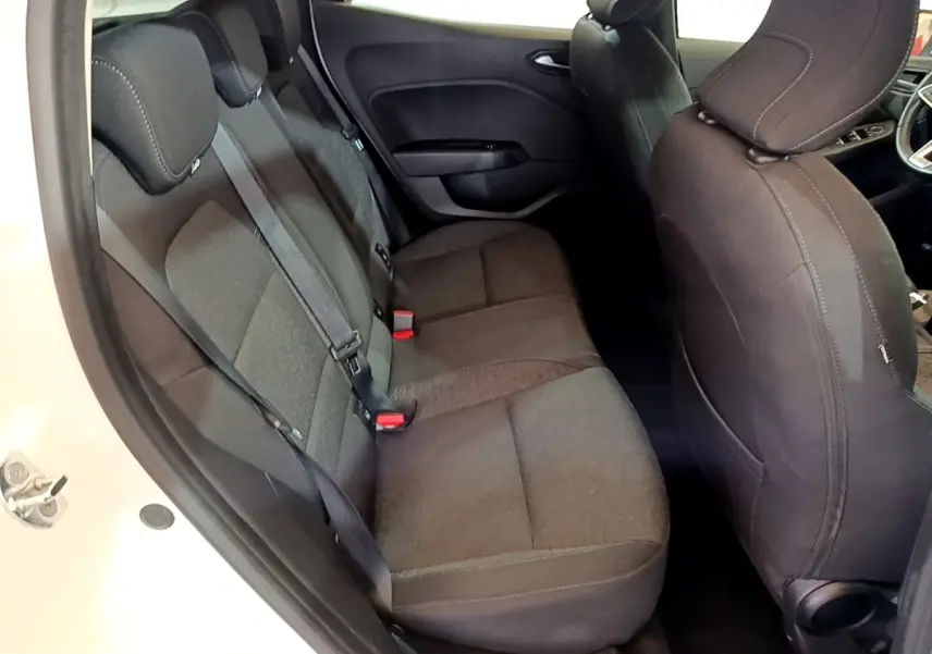 Vue intérieure côté gauche montrant la banquette arrière noire de la Renault Clio Business TCe 100 blanche de 2020.