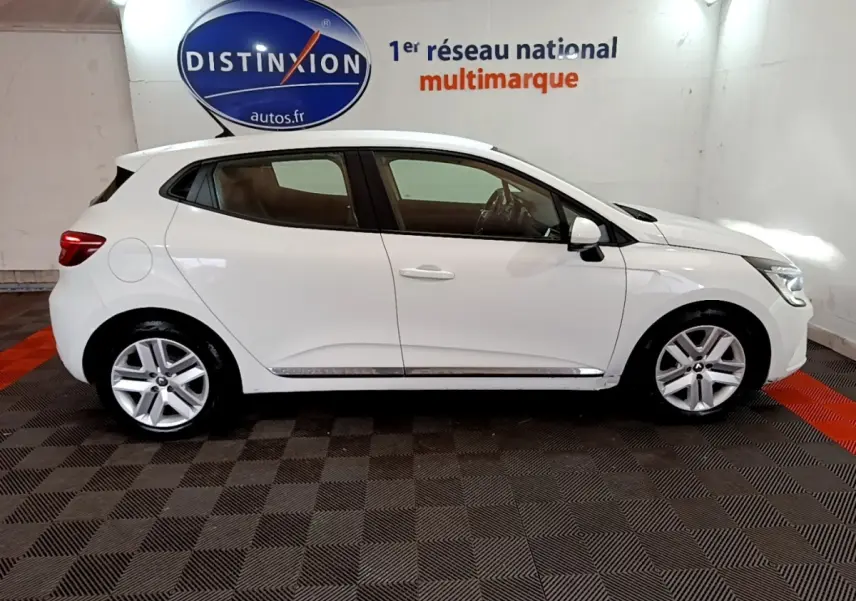 Profil droit d'une Renault Clio Business TCe 100 blanche de 2020, avec jantes alliage et feux arrière LED visibles.