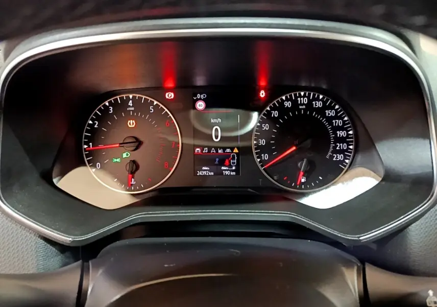 Tableau de bord de Renault Clio Business TCe 100 2020, affichage numérique central et compte-tours à gauche, vitesse à 0 km/h.