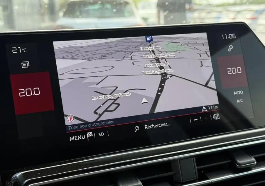 Écran tactile du GPS affichant une carte en mode 3D dans un Citroën C5 Aircross blanc, vue intérieure.