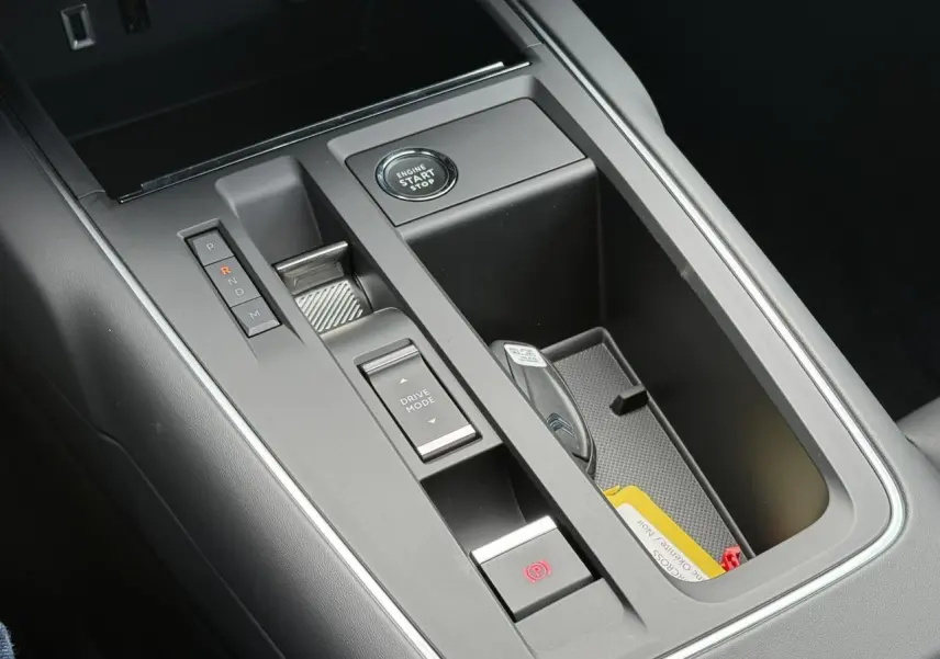 Gros plan sur la console centrale noire du Citroën C5 Aircross 2026 avec bouton start/stop et commandes de boîte automatique.