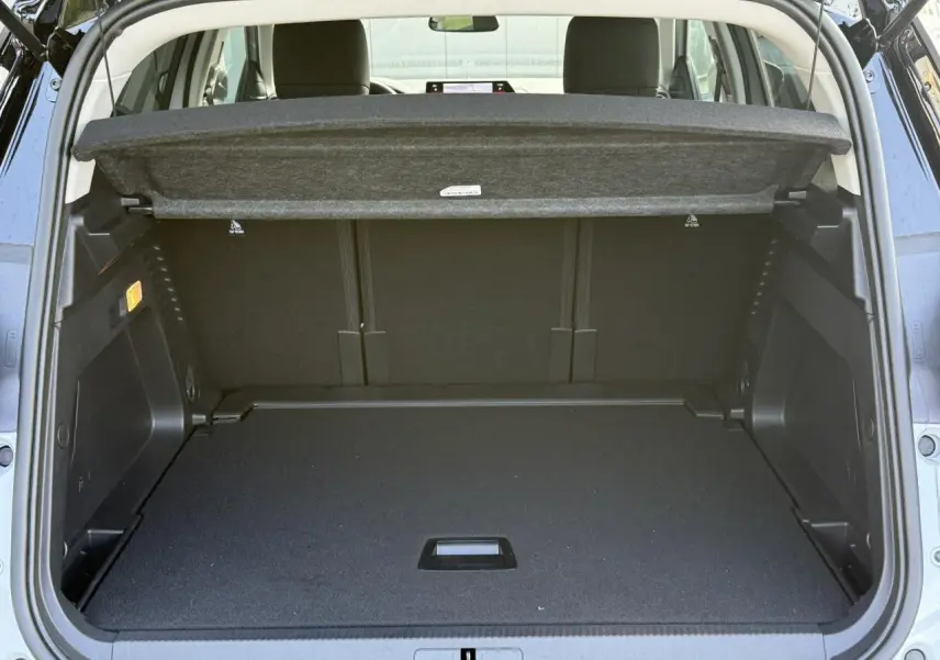 Vue arrière du coffre ouvert du Citroën C5 Aircross blanc Okenite, montrant l'espace de chargement et la tablette cache-bagages.
