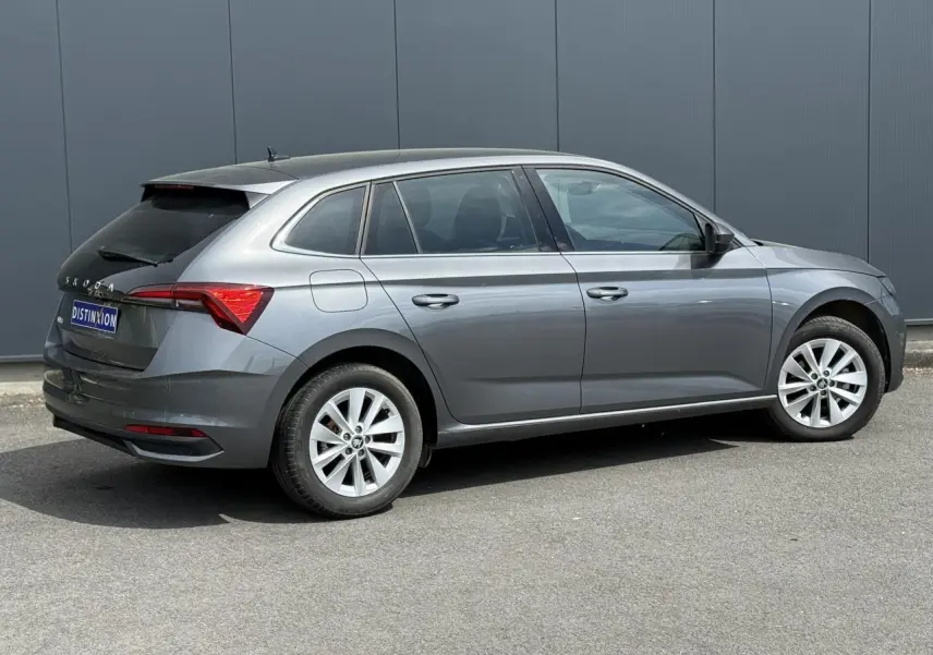 Vue latérale droite d'une Skoda Scala TSI 116 gris graphite avec vitres arrière surteintées et jantes alliage 16 pouces.