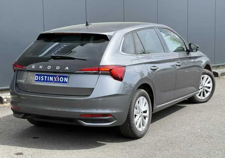 Vue 3/4 arrière droite d'une Skoda Scala gris graphite avec vitres surteintées et jantes alliage 16 pouces.