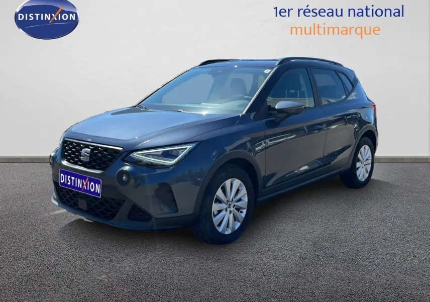 SEAT Arona 2025 gris Magnetic Metal avec toit noir, vue 3/4 avant droit, jantes alliage et calandre distinctive.