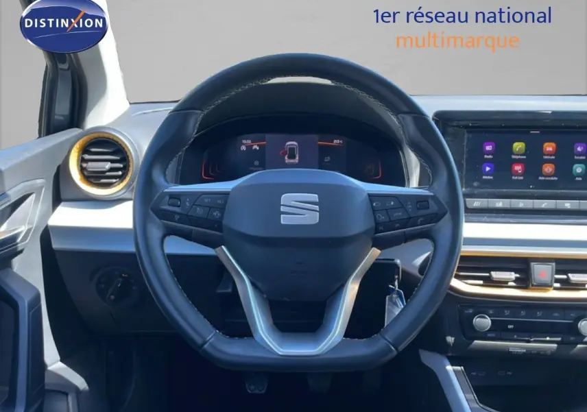 Vue intérieure centrée sur le volant noir et le tableau de bord digital du SEAT Arona 2025, finition Style Special Edition.