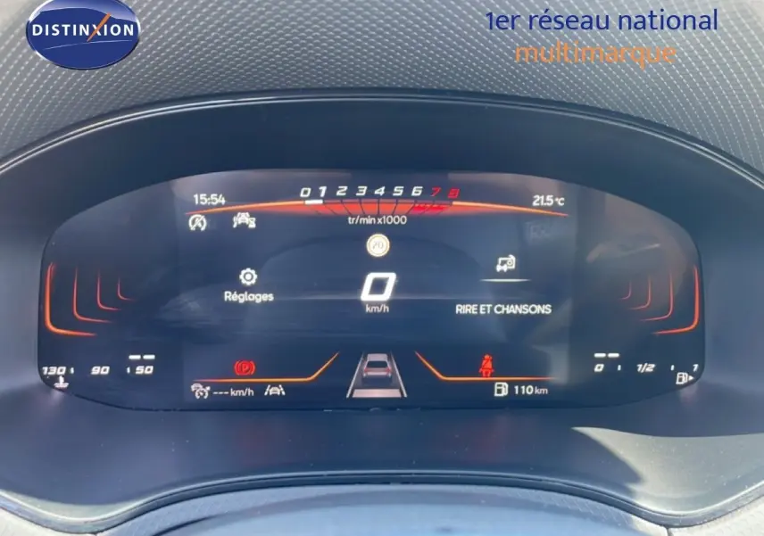 Tableau de bord numérique de la SEAT Arona 2025, affichage digital clair avec indicateurs orange et blanc.