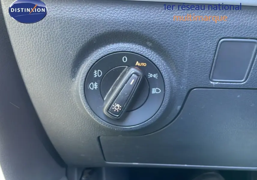 Gros plan sur le bouton de commande des phares dans l’habitacle du SEAT Arona gris Magnetic Metal avec toit noir.