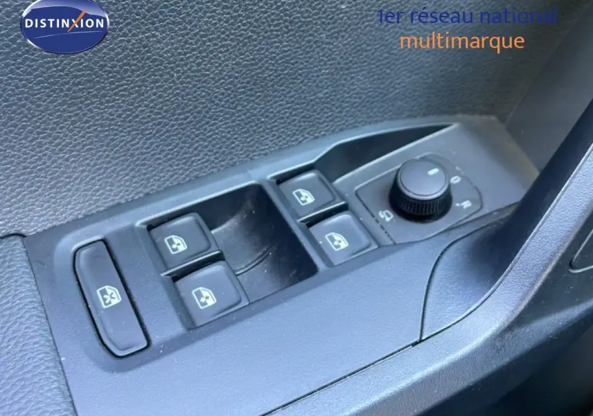 Gros plan sur les commandes des vitres électriques et rétroviseurs côté conducteur d’un SEAT Arona gris magnetic 2025.